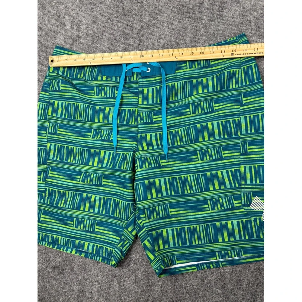Under Armour HeatGear Mens Board Shorts Green Teal Geometric Stripe Size 40
